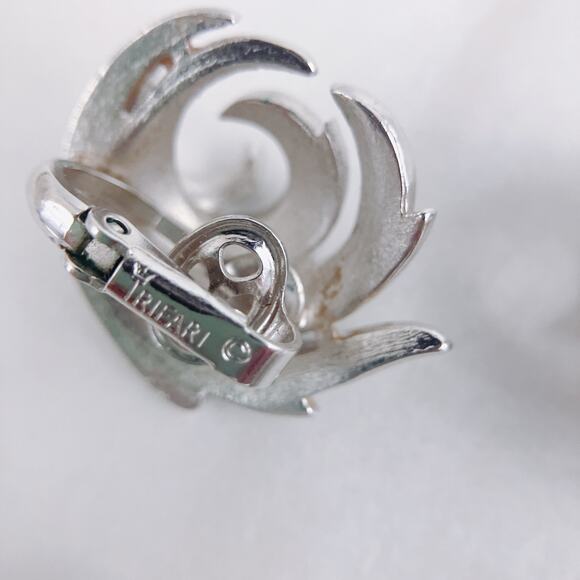 VTG Signed Crown TRIFARI Silver Tone Brooch Earrings Set MCM 50s-60s Clip-Ons - Picture 7 of 9